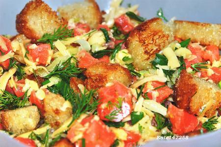 Фото к рецепту: Салат из сёмги и домашних сухариков с зеленью