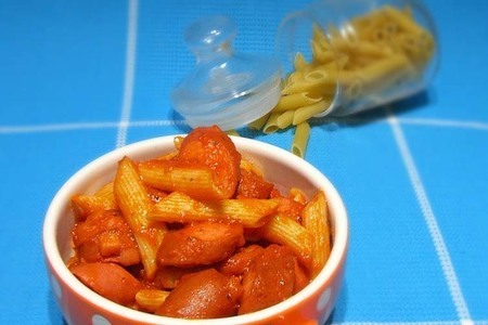 Фото к рецепту: Пенне ригате с базиликово - томатным соусом (или ужин из сосисок и макарон)