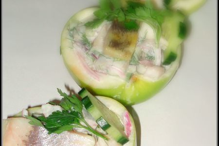 Салат с сельдью в яблоке