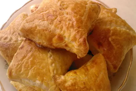 Слоеные пирожки с мясом