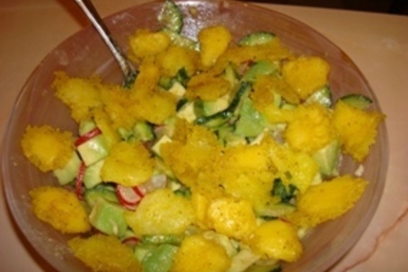 Фото к рецепту: Салатик с авокадо и сыром