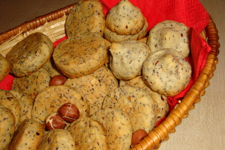Фото к рецепту: Печенье с фундуком и маком"три по сто"