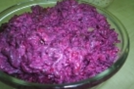 Фото к рецепту: Салат с селедкой и маринованой свеклой