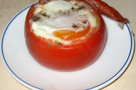 Фото к рецепту: Печёные помидоры с курицей и яйцом