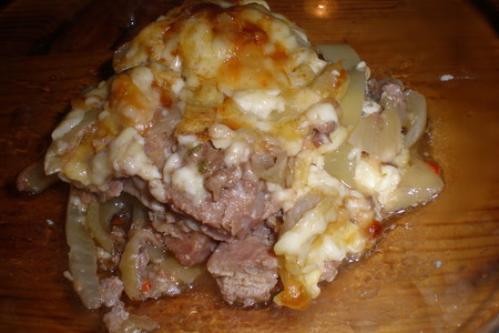 Фото к рецепту: Свиная шейка запечённая с луком, сыром под майонезом