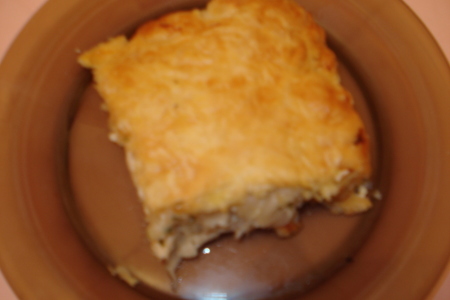 Пирог из слоёного теста с курицей луком и сыром
