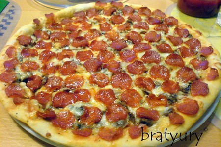 Пицца с грибами, сыром mozzarella и колбасой pepperoni