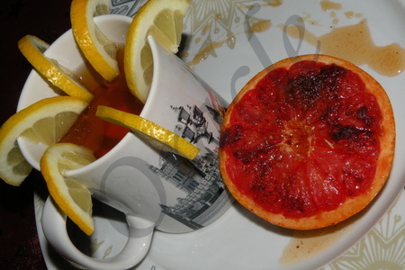 Фото к рецепту: Грейпфрут, запеченный под карамельной корочкой.