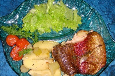 Фото к рецепту: Форель, запеченная с чесночным картофелем и фенхелем.