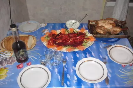 Курица с чесноком и изюмом под тремя перцами.