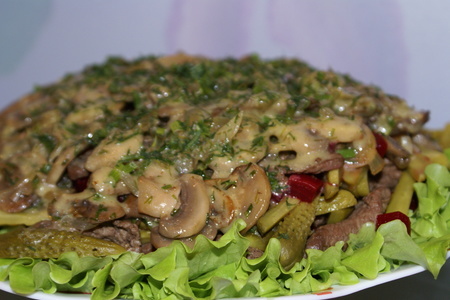 Фото к рецепту: Пряный салат с говядиной, свёклой и грибами
