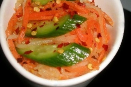 Фото к рецепту: Салат из дайкона и моркови с огурцами
