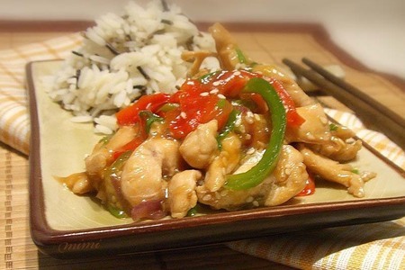 Фото к рецепту: Куриная грудка в китайском стиле с перцем и кунжутом
