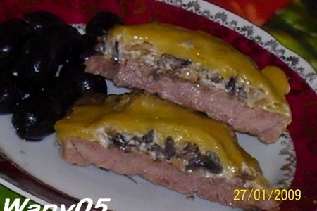 Фото к рецепту: Отбивные из говядины с грибами и сыром