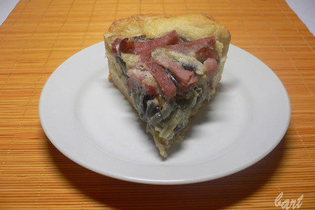 Фото к рецепту: Луковый пирог с окороком.