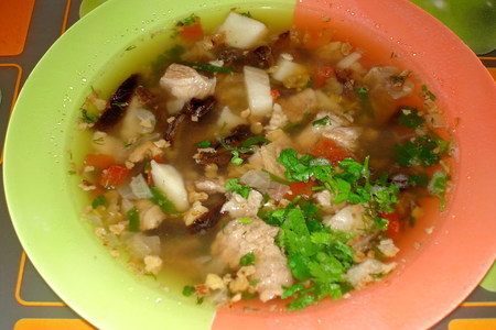 Говяжий суп с чечевицей и черносливом