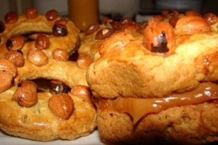 Фото к рецепту: Песочные кольца и печенье с  начинкой из варёной сгущёнки.