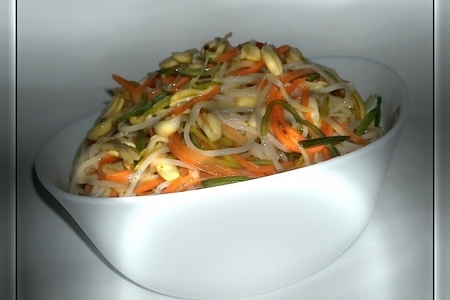 Салат с соевыми ростками и рисовой вермишелью