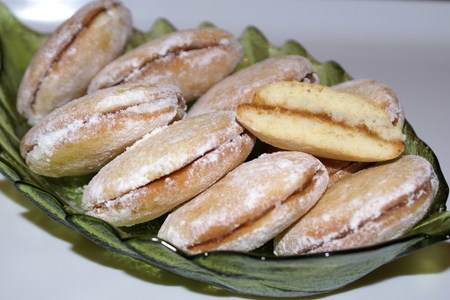 Фото к рецепту: Абрикосовое бисквитное печенье с джемом