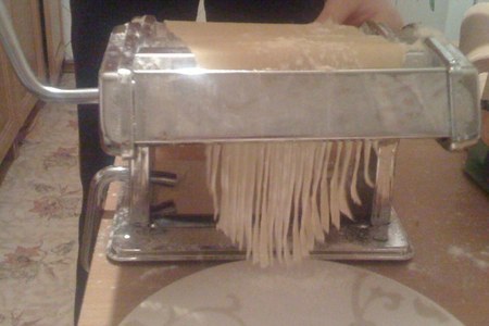 Фото к рецепту: Домашняя лапша с сыром