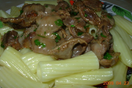 Куриные желудки с луком и соевым соусом.