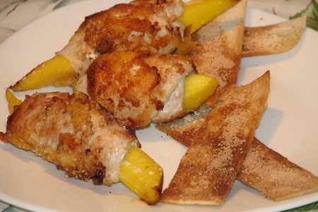 Фото к рецепту: Куриное филе с сочным манго и сырными чипсами