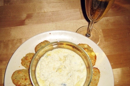 Закуска под шампанское (французские крекеры с соусом)