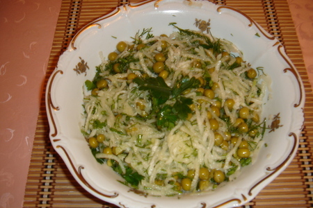 Фото к рецепту: Салат из редьки и зеленого горошка