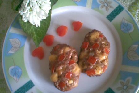 Фото к рецепту: Котлеты с сыром и помидорами