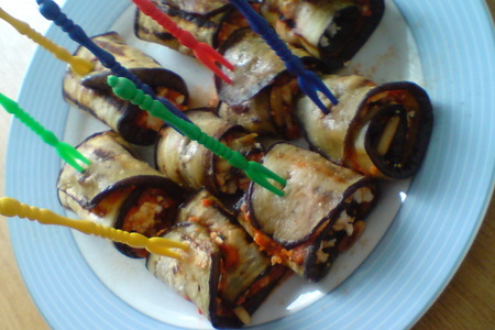 Фото к рецепту: Рулетики из баклажанов с  брынзой,кедровыми орешками и пастой из паприки