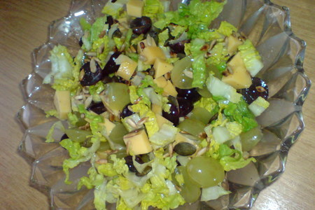 Фото к рецепту: Сырно-виноградный салат
