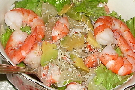 Фото к рецепту: Салат с креветками, крабами и авокадо