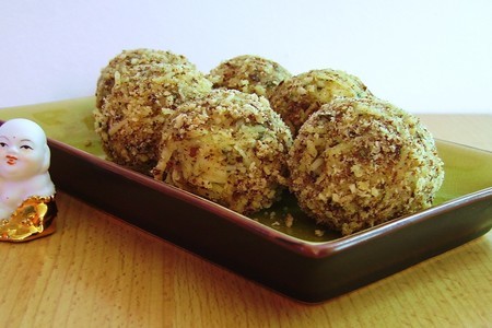 Фото к рецепту: Сырно-ореховые шарики с сюрпризом