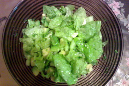 Салат из огурцов и авокадо