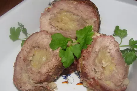Свиной рулет с грушей