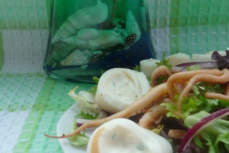 Салат  с рулетиками из копченого кальмара