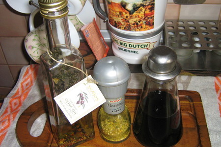Фото к рецепту: Котлетки из индейки с зеленью и орехами