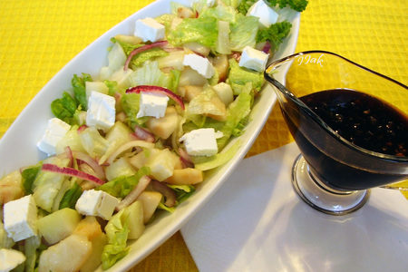 Фото к рецепту: Салат с кольраби и финиками