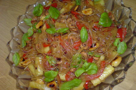 Салат из рисовой лапши с маленькими креветками