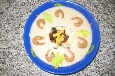 Суп-пюре из корня сельдерея, креветок с голубым сыром