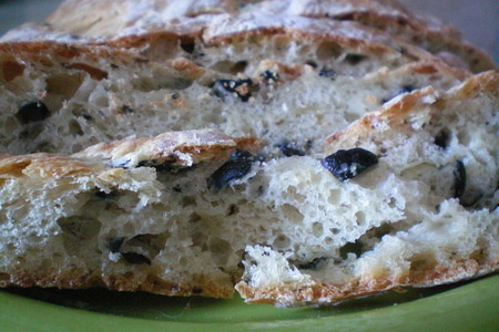 Фото к рецепту: Итальянский хлеб с маслинами и луком