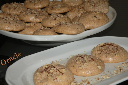 Фото к рецепту: Пирожные амаретто с нежным ароматом корицы.