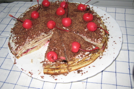Фото к рецепту: Творожно-вишневый блинный торт