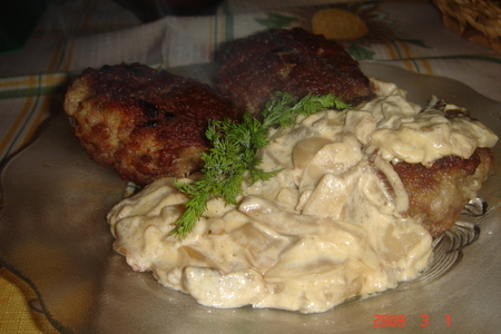 Картофельно-мясные котлеты с нежным грибным соусом.