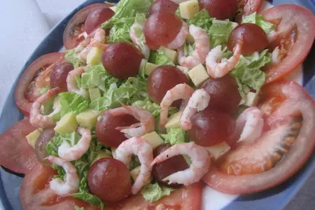 Салат с виноградом, креветками и сыром