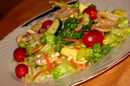 Фото к рецепту: Лёгкий салат "сезонный",с сырыми шампиньонами