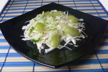 Капустный салат с виноградом.