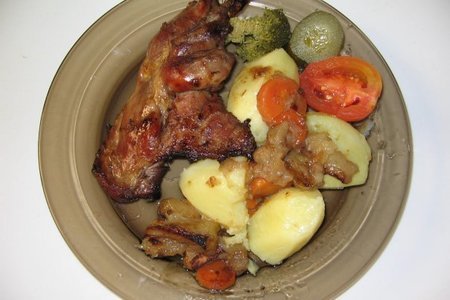 Фото к рецепту: Гусиные ножки с яблоками и картофельным гарнирчиком