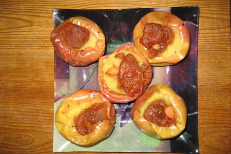 Фото к рецепту: Яблоки печеные с вареньем