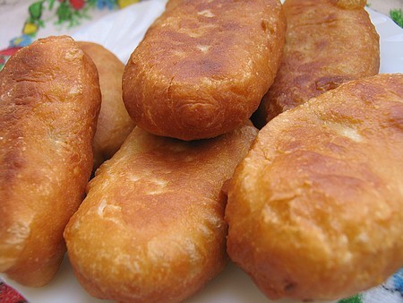 Пирожки с картофелем и луком из дрожжевого теста жареные на сковороде